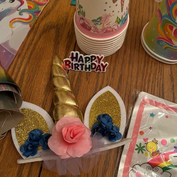 98 pc Unicorn Party Supplies Set - Pink and Gold - Picture 3 of 10